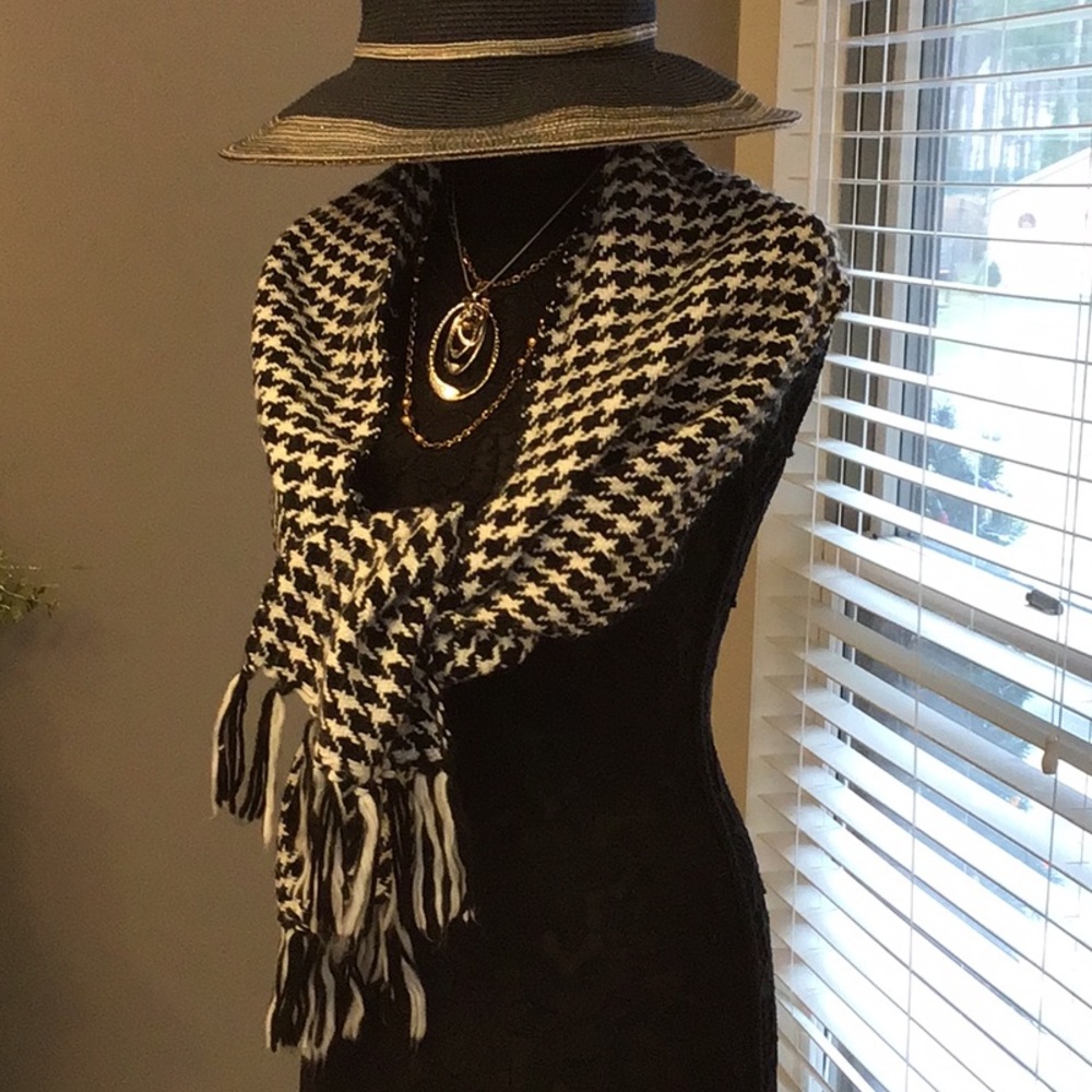 ☘️2/$10☘️Ginger Mary 100 %Acrylic scarf length 76”, black & white